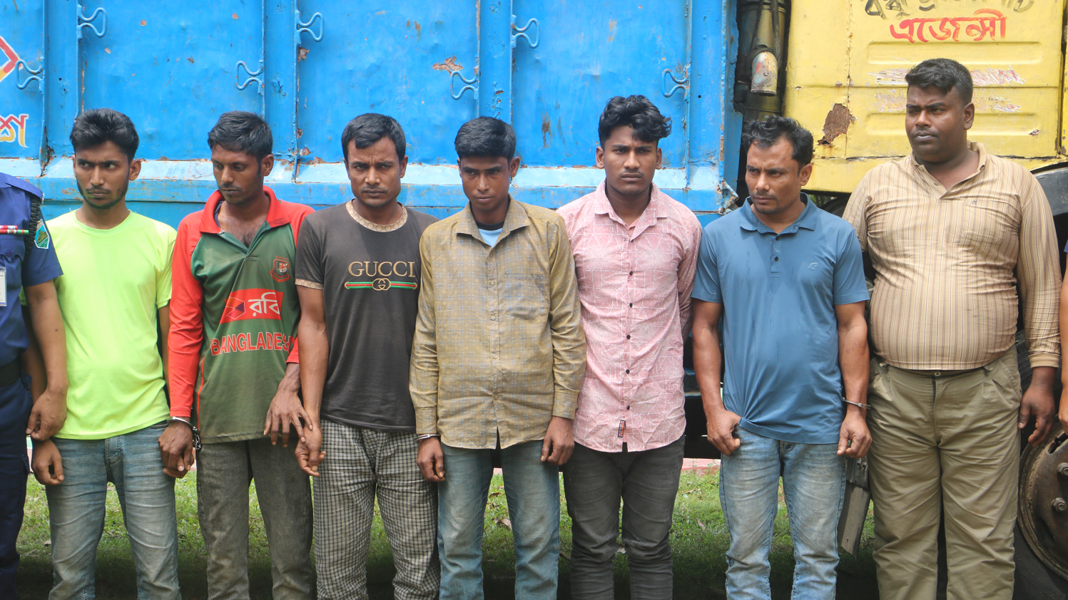 নওগাঁয় ডাকাতির প্রস্তুতিকালে দেশি অস্ত্রসহ আটক ৭