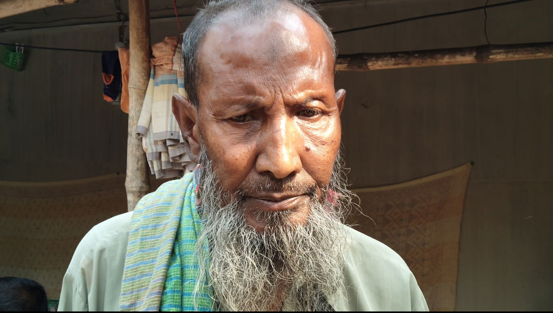 নিহত পপির বাবা মোয়াজ্জেম হোসেন। ছবি: আজকের পত্রিকা
