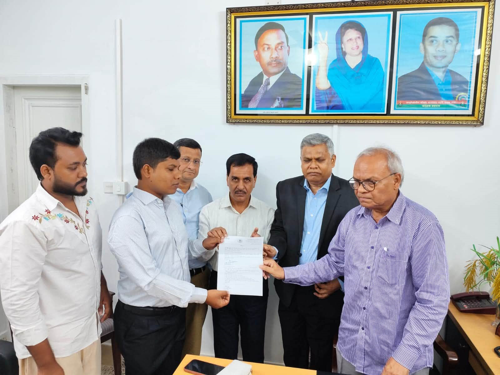 দৃষ্টিহীনতার দেয়াল ভেঙে প্রধানমন্ত্রীর উদ্যোগে নবম গ্রেডের চাকরি পেলেন শাকিল