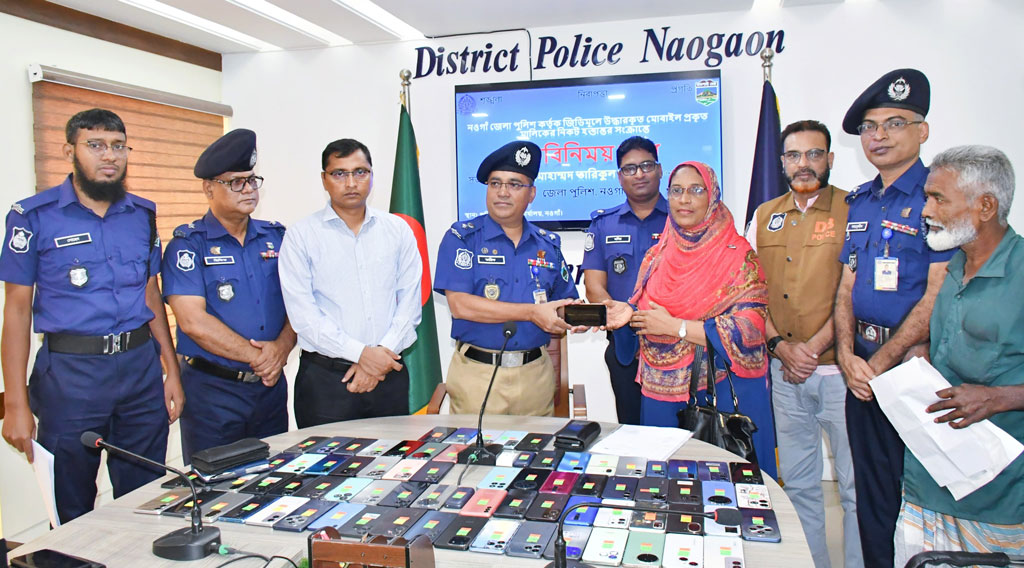 হারিয়ে যাওয়া ৮০টি মোবাইল উদ্ধার করে ফেরত দিল পুলিশ