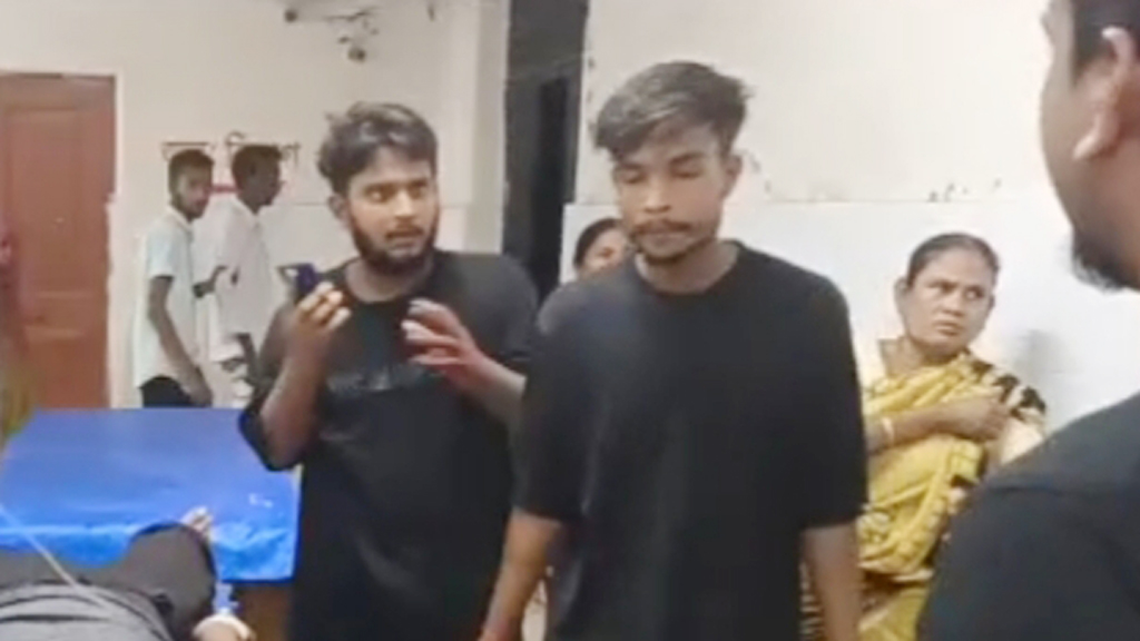 দাঁড়িয়ে থাকা বাসে ধাক্কা: মোটরসাইকেলে থাকা তিন শিক্ষার্থীই মারা গেছেন