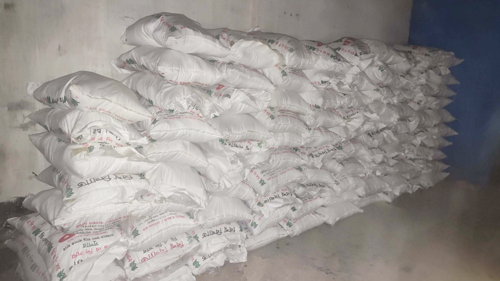 বিএনপি নেতার গুদামে মিলল অবৈধ মজুতের ১৪৯ বস্তা সার