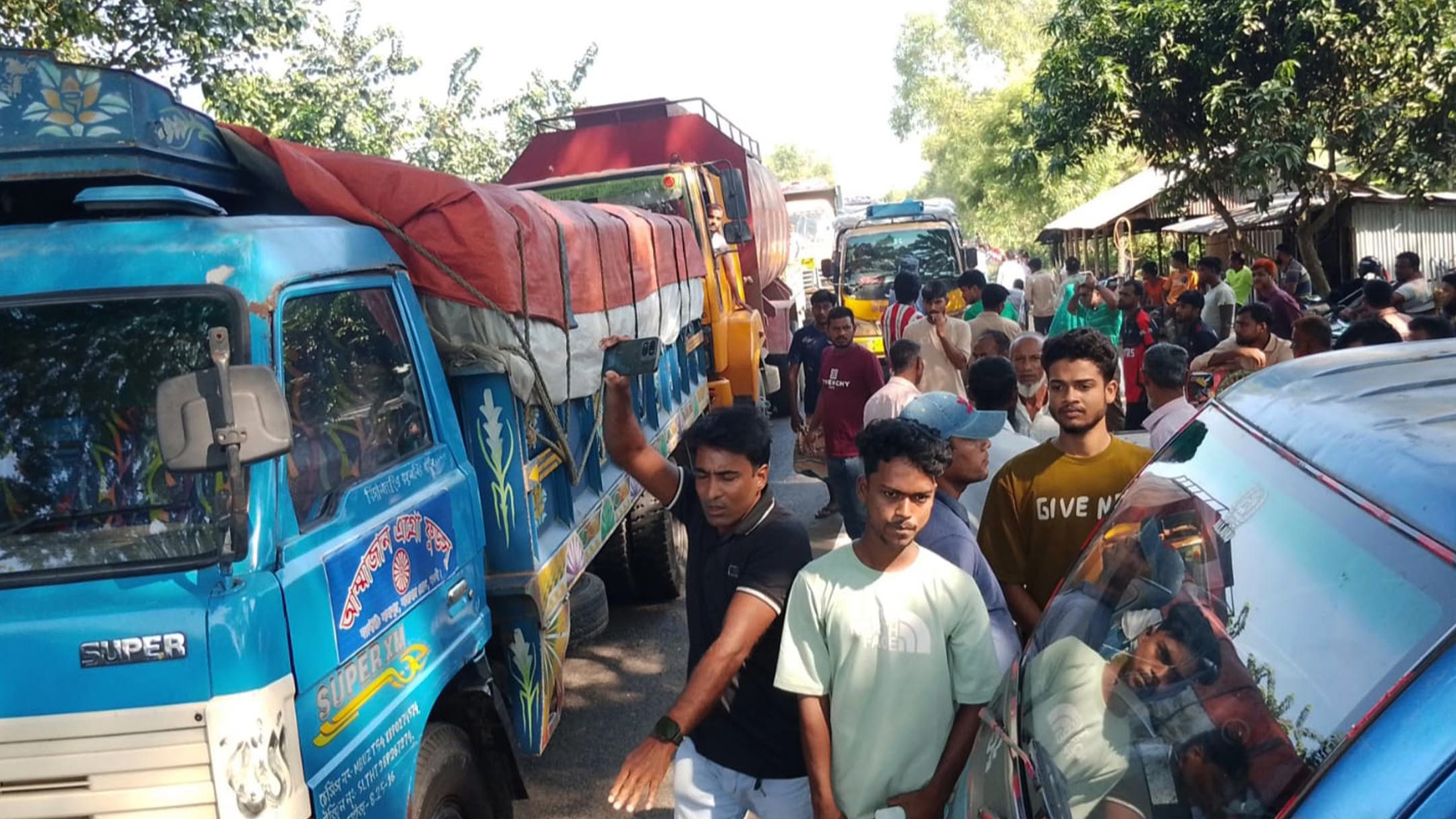সারের দাবিতে নওগাঁ-রাজশাহী মহাসড়ক অবরোধ কৃষকদের