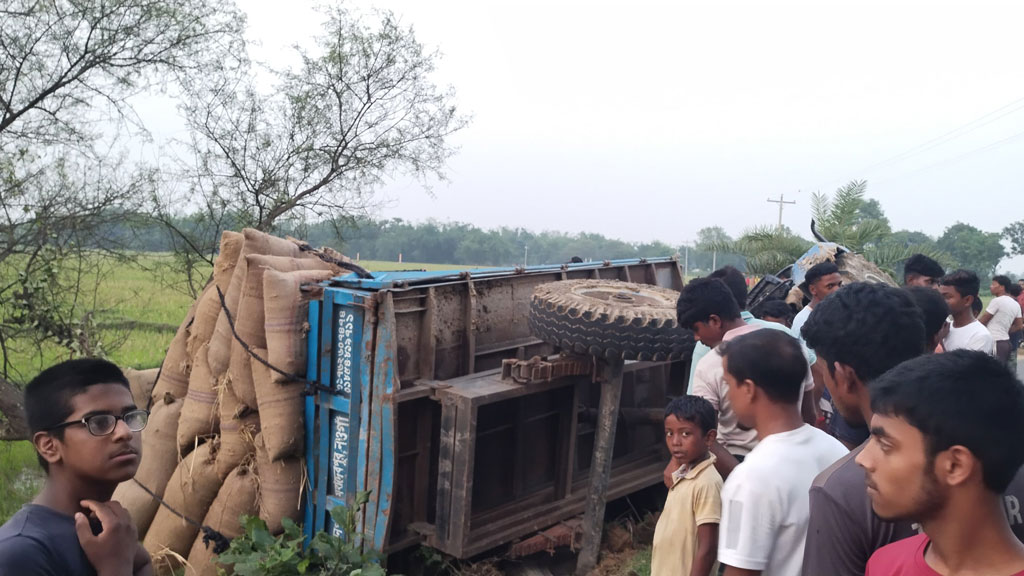 ট্রাকের চাকায় পিষ্ট হয়ে প্রাণ গেল বাবার, গুরুতর আহত ছেলে
