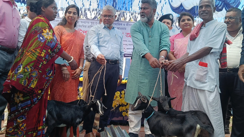 বদলগাছীতে ক্ষুদ্র নৃগোষ্ঠীর ১০০ পরিবারকে ছাগল ও ফ্লোর ম্যাট বিতরণ