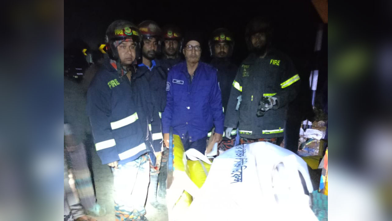 নওগাঁয় ডাম্প ট্রাকের চাপায় নিহত ৫