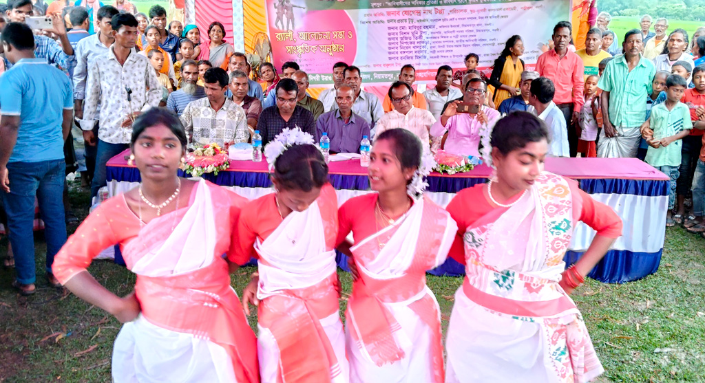 নিয়ামতপুর উপজেলার পাঁড়ইল ইউনিয়নের মাসনা ফুটবল মাঠে আজ বিকেলে নৃত্য পরিবেশন করে ক্ষুদ্র নৃ-গোষ্ঠীর খুদে শিল্পীরা। ছবি: আজকের পত্রিকা