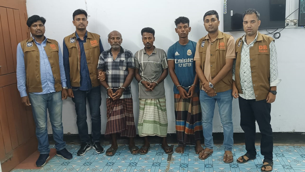 সম্পত্তির জন্য নওগাঁয় পরিবারের সবাইকে গলা কেটে হত্যা