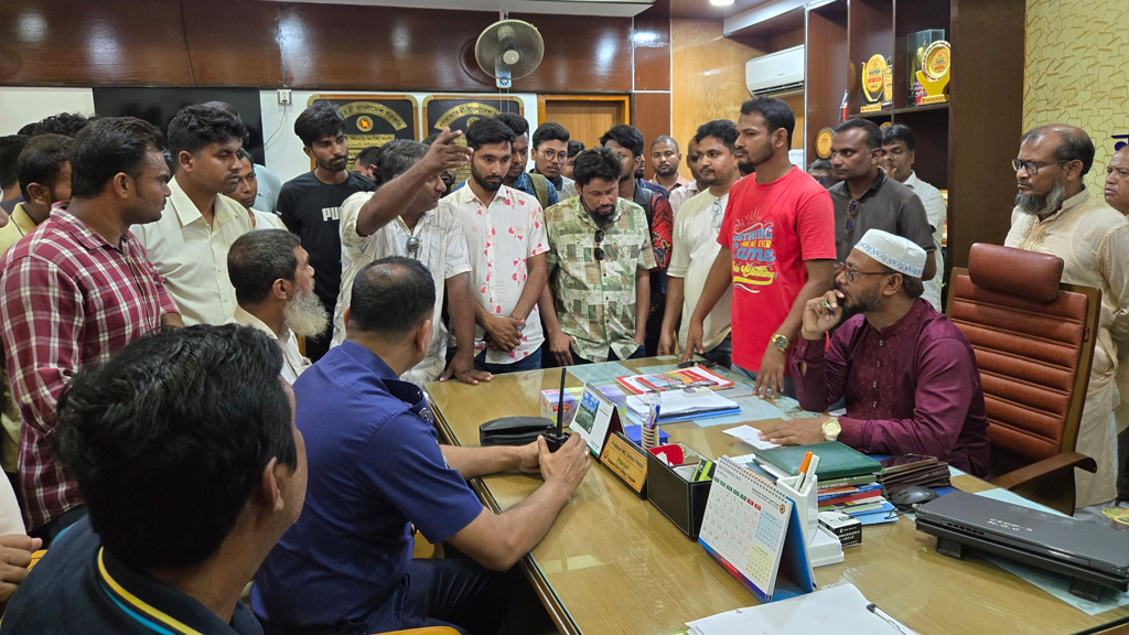 নওগাঁ কলেজে মাইকিং করে ছাত্রদল নেতাকে মারধরের অভিযোগ