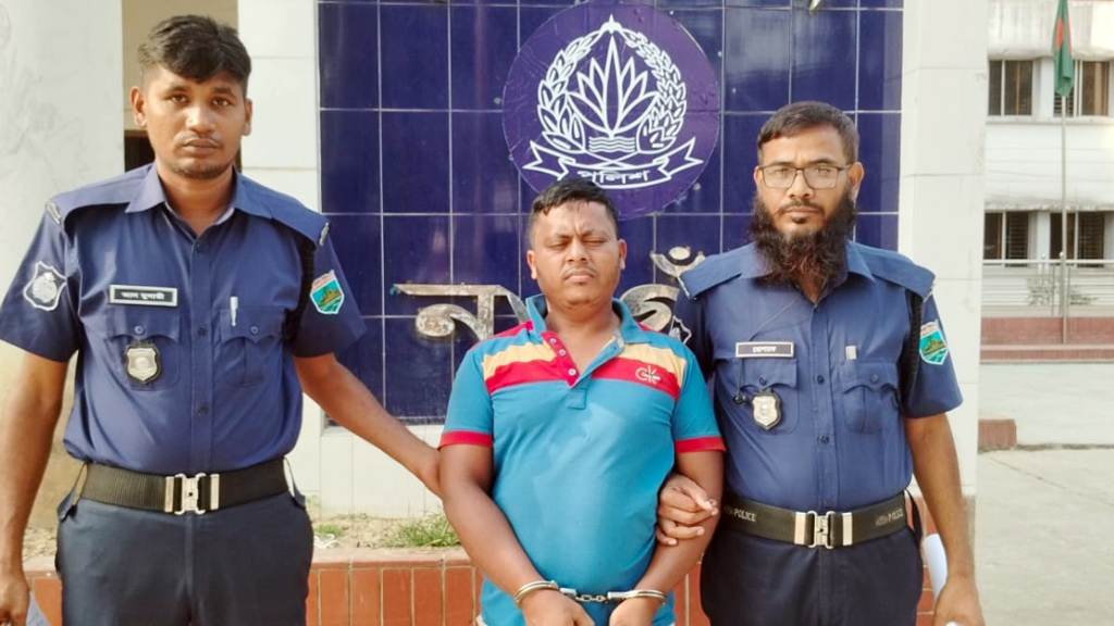 ফিলিং স্টেশনে তেল নিতে গিয়ে পুলিশ সদস্যকে মারধর, মোটরসাইকেলচালক গ্রেপ্তার