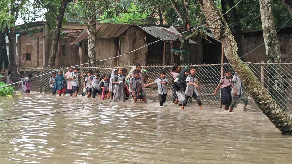 হাঁটুপানি মাড়িয়ে যেতে হয় বিদ্যালয়ে, ভোগান্তিতে শতাধিক শিক্ষার্থী