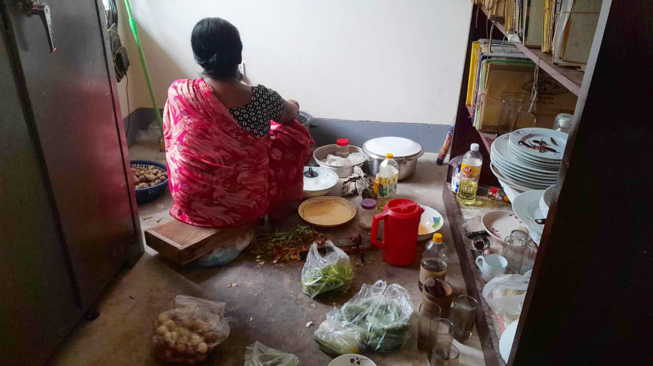 বদলগাছী যুব উন্নয়ন অফিসে নথির পাশেই রান্না, অগ্নিঝুঁকিতে দাপ্তরিক কার্যক্রম