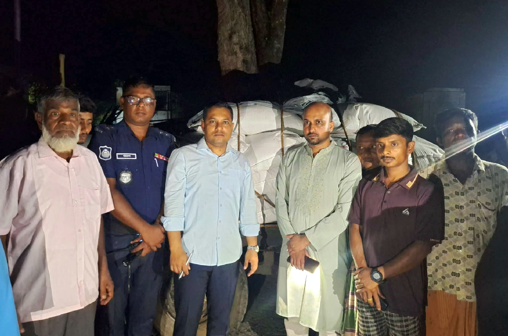 নওগাঁ থেকে রাজশাহীতে সরানোর সময় ১২০ বস্তা সার জব্দ