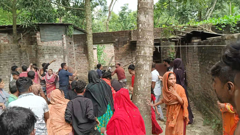 প্রবাসীর বাড়িতে কিশোর গ্যাংয়ের হামলা, স্ত্রী-কন্যা আহত