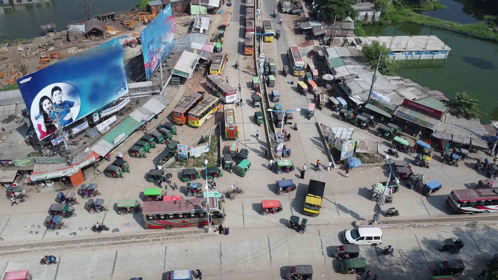 বালুডাঙ্গা বাস টার্মিনাল: সড়ক প্রশস্তকরণেও মিলছে না সুফল