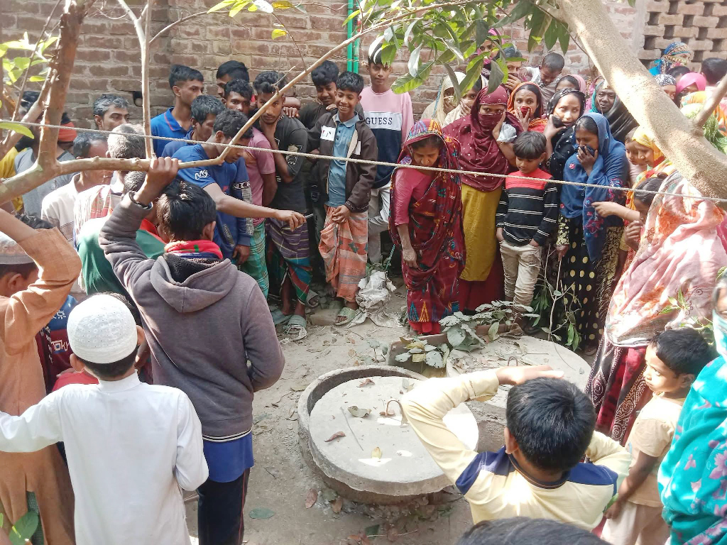 নওগাঁয় টয়লেটের সেপটিক ট্যাংকে অজ্ঞাতনামা নারীর মরদেহ
