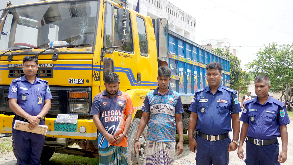 ধামইরহাট থেকে চুরি হওয়া ট্রাক ঢাকায় উদ্ধার, গ্রেপ্তার ২