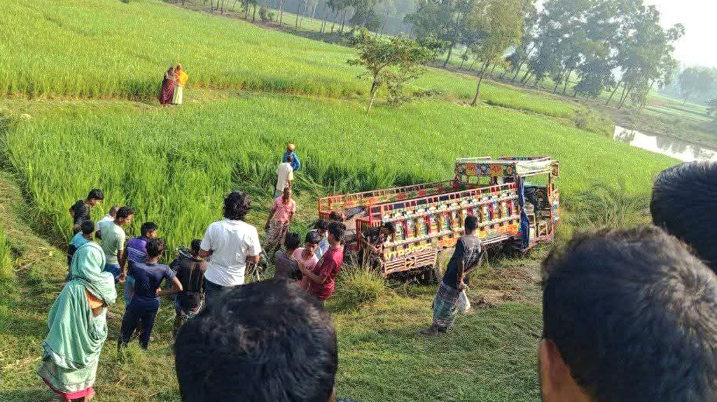 নওগাঁয় গরুবোঝাই ভটভটি উল্টে দুই ব্যবসায়ী নিহত