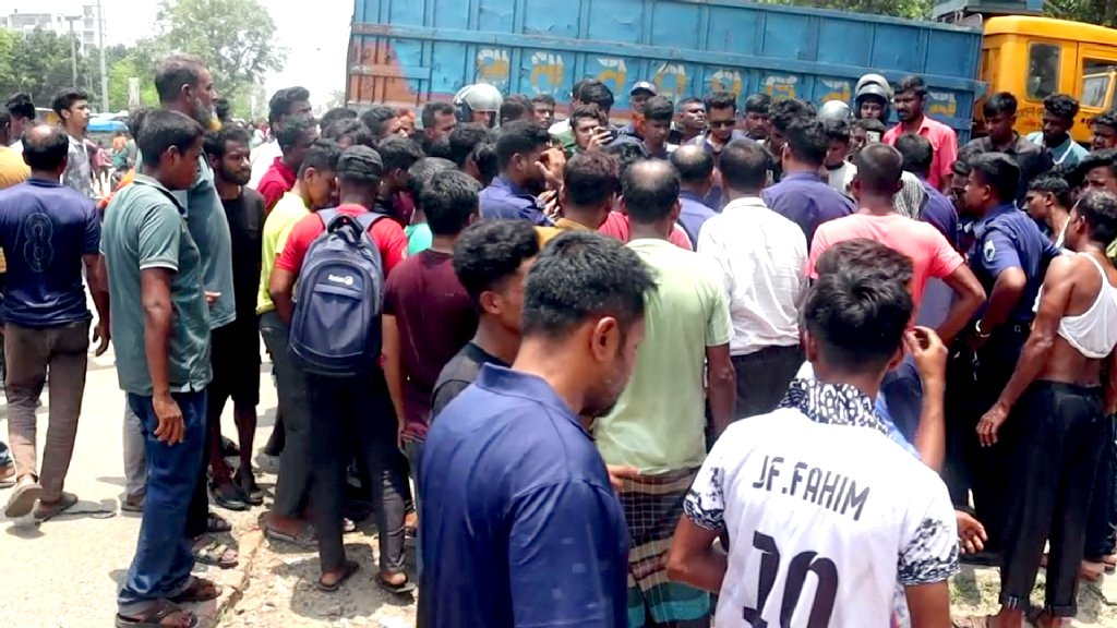 নওগাঁয় বাসের ধাক্কায় অটোরিকশার এক যাত্রী নিহত, সড়ক অবরোধ