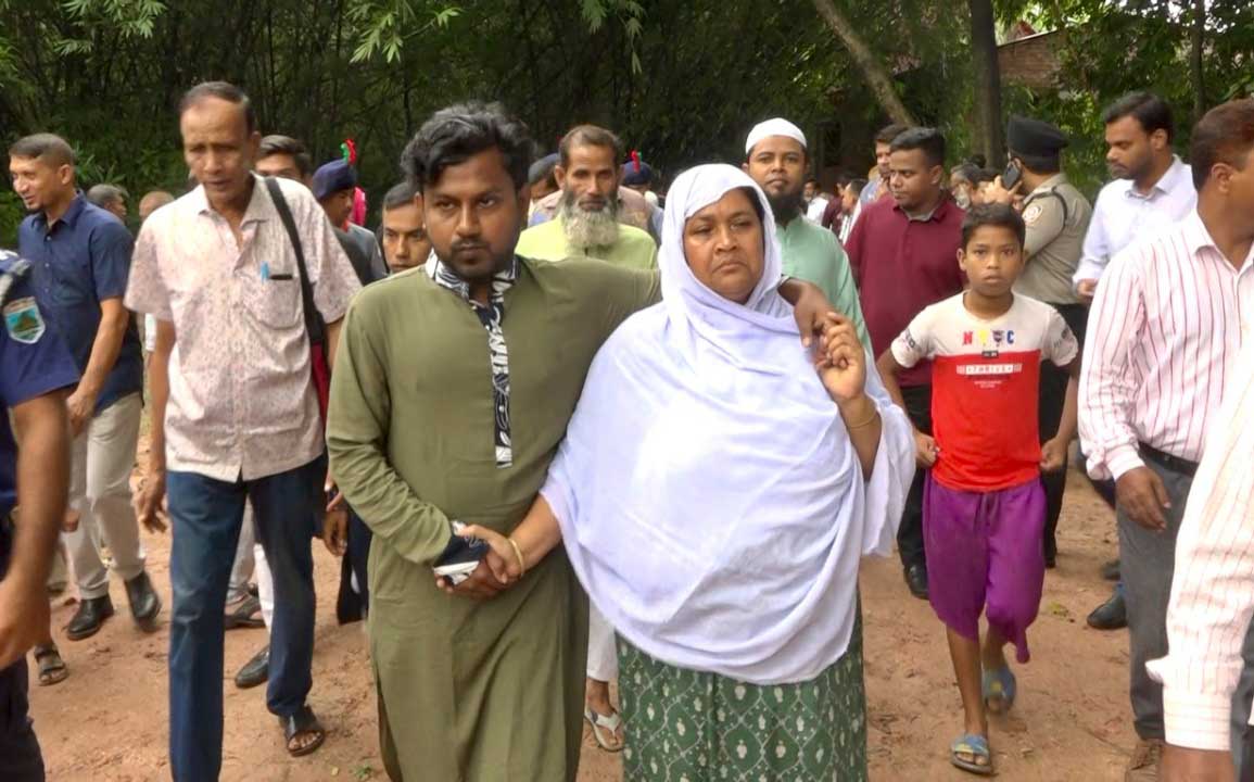 বিচারের দাবিতে কান্নায় ভেঙে পড়েন শহীদ শ্রাবণের মা