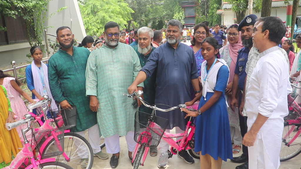 মহাদেবপুরে ক্ষুদ্র নৃগোষ্ঠীর শিক্ষার্থীদের বাইসাইকেল, নারীদের সেলাই মেশিন বিতরণ