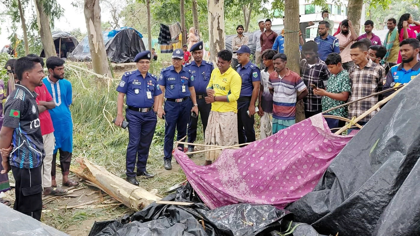 নওগাঁয় ঝড়ে ঘরের ওপর গাছ পড়ে প্রাণ গেল অন্তঃসত্ত্বা গৃহবধূর