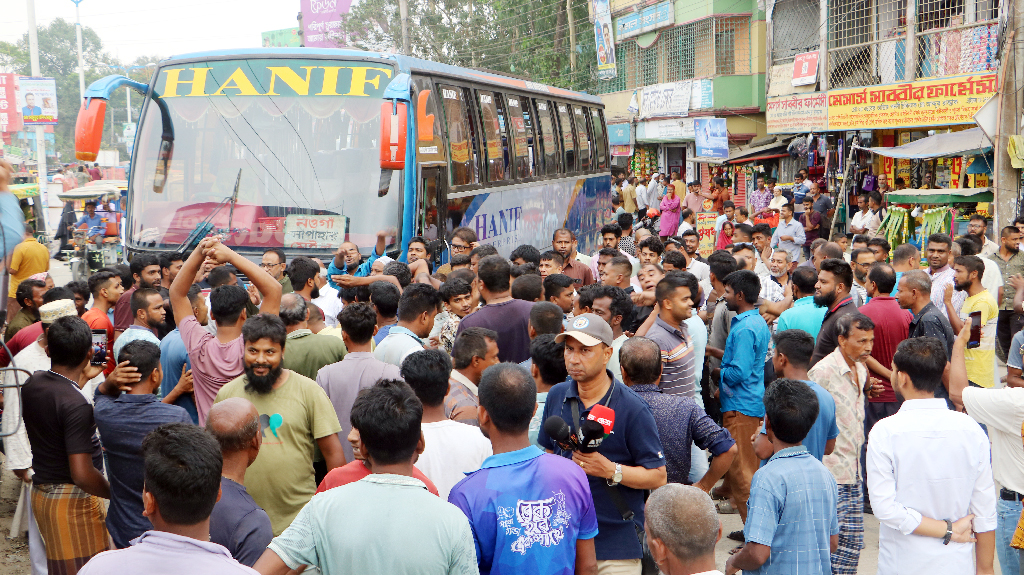 নওগাঁয় যাত্রী ওঠানো নিয়ে দ্বন্দ্বে বাস-অটোরিকশা চলাচল বন্ধ
