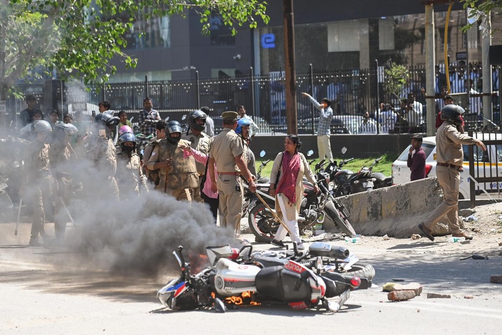 নয়ডায় শ্রমিক বিক্ষোভ: ভারতের ‘ম্যানুফ্যাকচারিং হাব’ হয়ে ওঠার স্বপ্ন কি চ্যালেঞ্জের মুখে