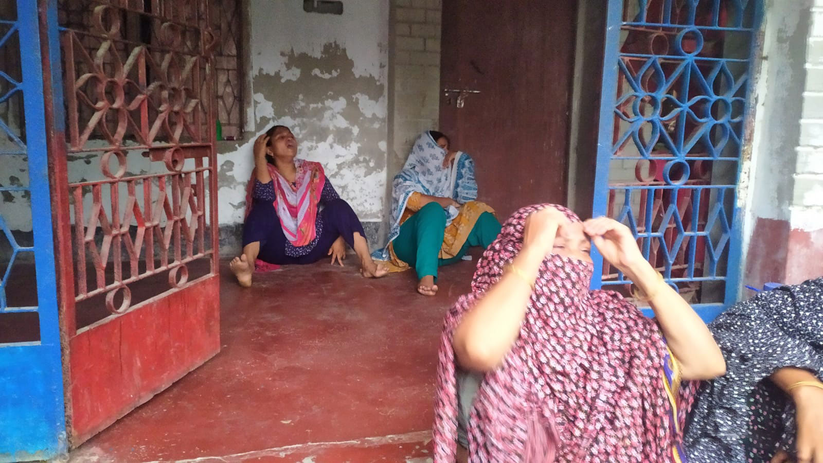 স্বজনদের আহাজারিতে ভারী হয়ে ওঠে বাড়ির আঙিনা। ছবি: আজকের পত্রিকা