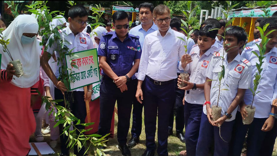 গাছ লাগানোর আহ্বানে নড়াইলে শুরু সপ্তাহব্যাপী বৃক্ষমেলা