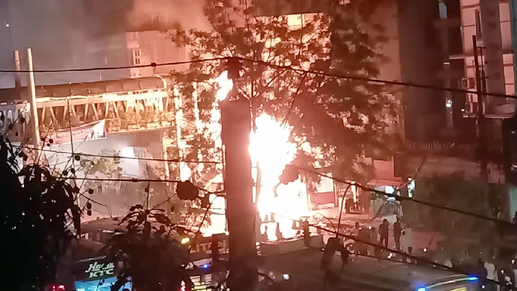 নদ্দায় ফুটওভার ব্রিজের নিচে আগুন