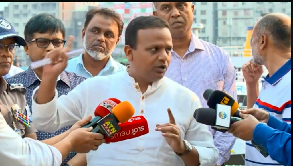 নৌকা ও ট্রলার দিয়ে লঞ্চে যাত্রী ওঠানো নিষেধ:নৌপরিবহন প্রতিমন্ত্রী