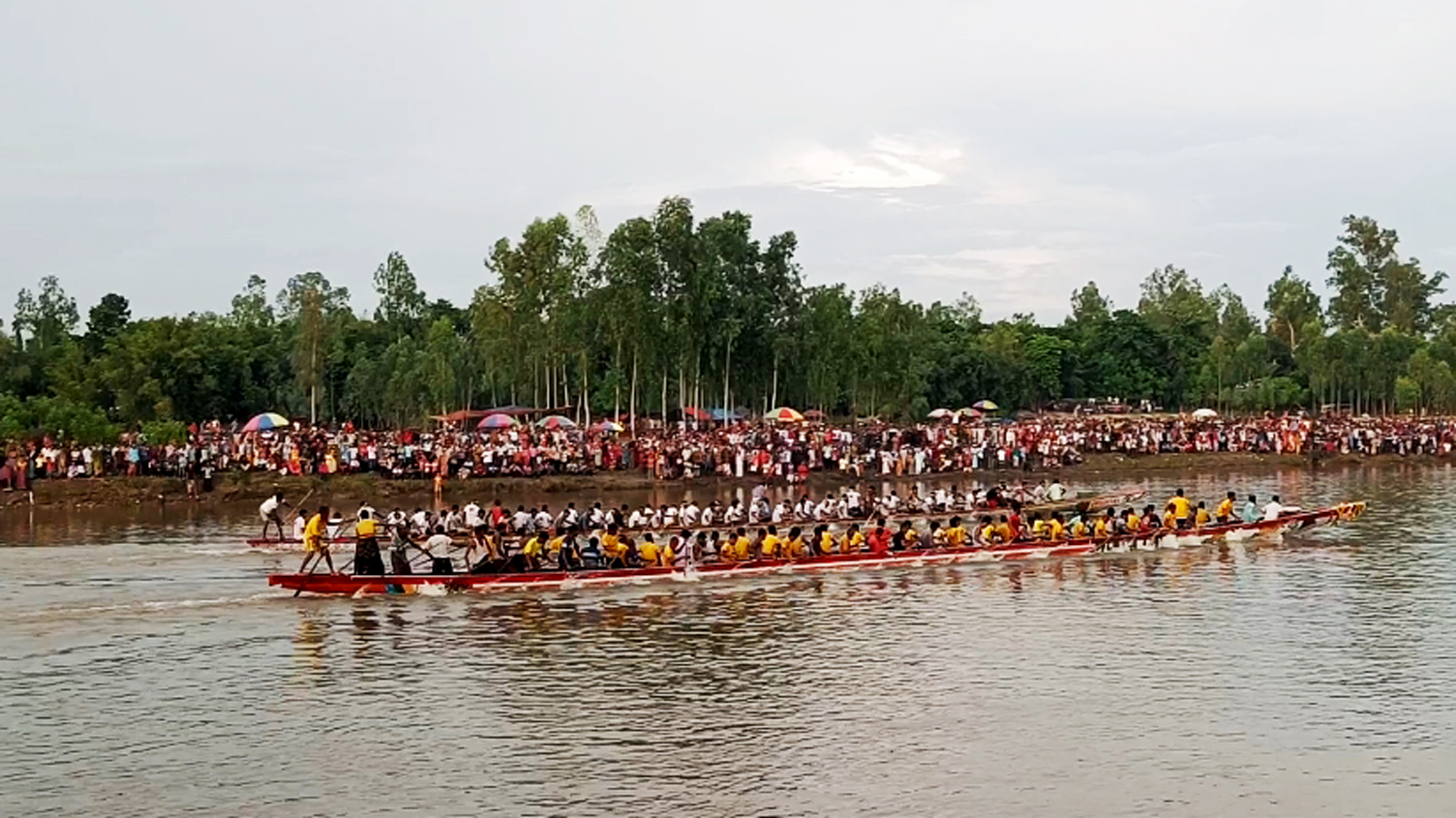 করতোয়া নদীতে নৌকা বাইচ দেখতে হাজারো দর্শনার্থীর ঢল