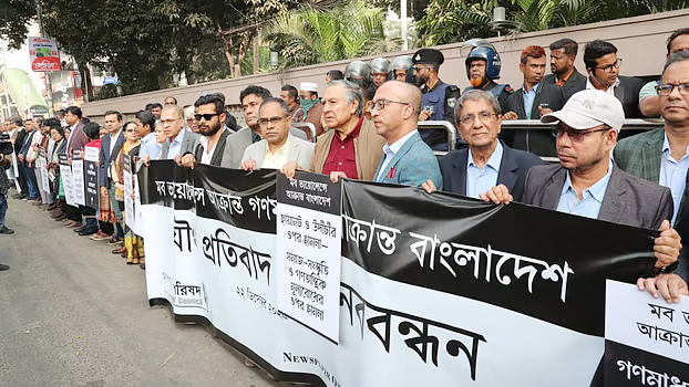 প্রথম আলো-ডেইলি স্টারে হামলার ঘটনায় সরকারের নিষ্ক্রিয়তা ভয়ংকর: নোয়াবের সভায় বক্তারা