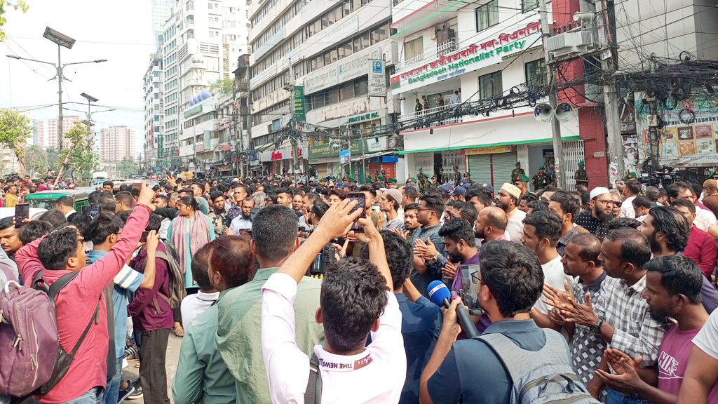 কেন্দ্রীয় কার্যালয়ে যাবেন তারেক রহমান, নয়াপল্টনে নেতা-কর্মীদের ভিড়