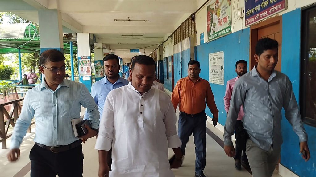 বরিশালে বিআইডব্লিউটিএ দপ্তরে হঠাৎ উপস্থিত নৌপরিবহন প্রতিমন্ত্রী