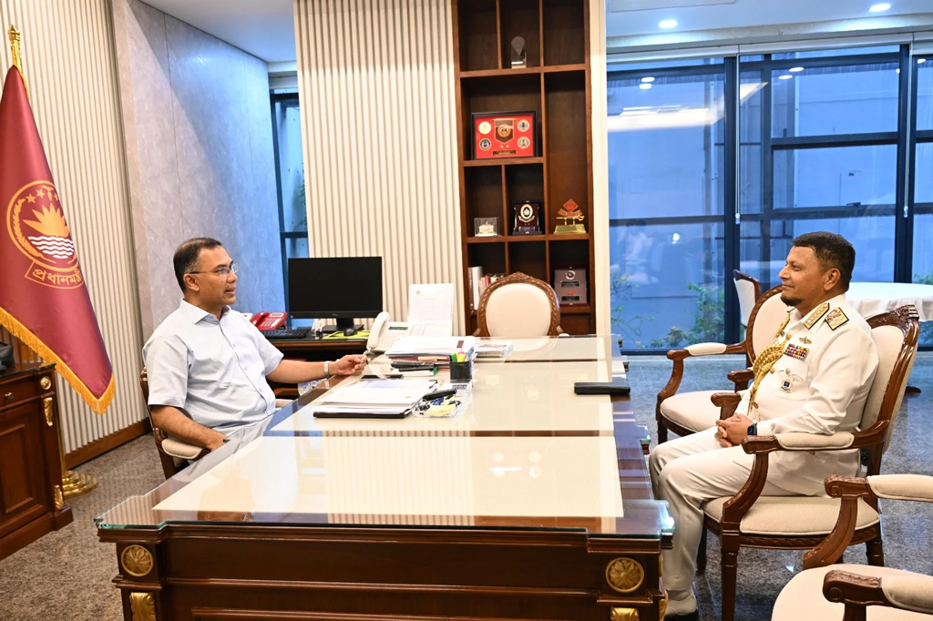 প্রধানমন্ত্রীর সঙ্গে সাক্ষাৎ করলেন বিদায়ী নৌবাহিনীর প্রধান