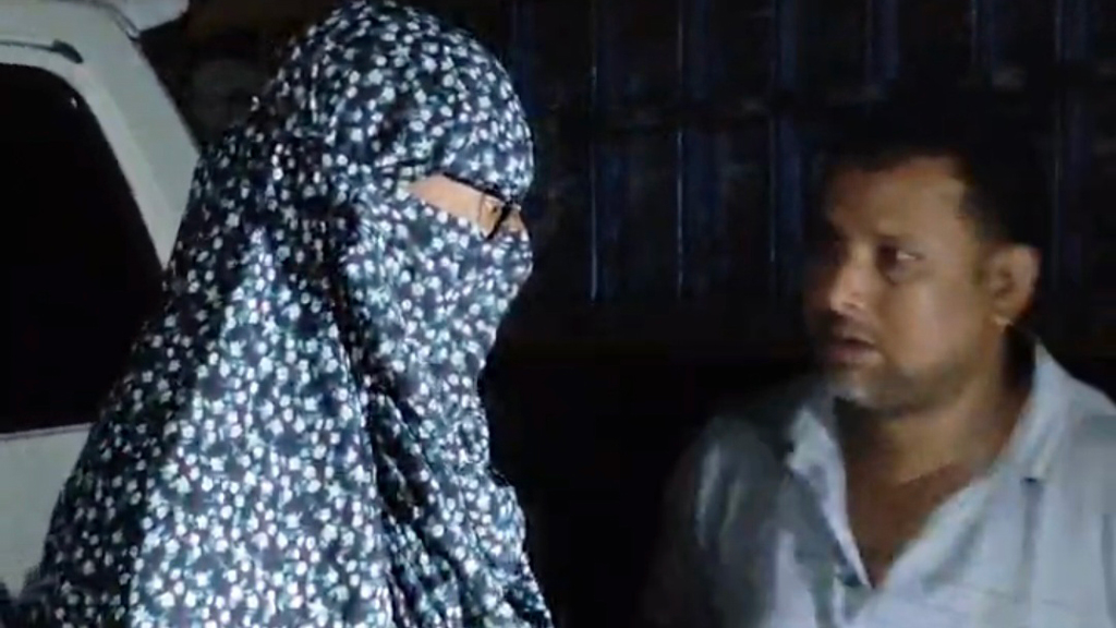 নারী সেজে তেল নিতে গিয়ে ধরা খেলেন যুবক