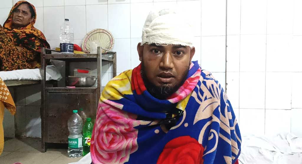 মাদক বিক্রি ও সেবনে নিষেধ করায় দুই নারীসহ ৬ জনকে কুপিয়ে জখম