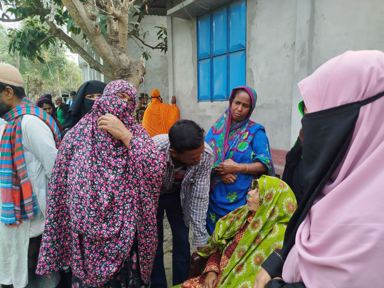 পূর্বশত্রুতার জেরে নড়াইলে বাবা-ছেলেসহ চারজনকে কুপিয়ে হত্যা, ৭-৮টি ঘরে অগ্নিসংযোগ
