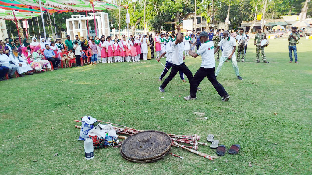 নড়াইলে ঐতিহ্যবাহী লাঠিখেলায় মুগ্ধ দর্শনার্থীরা