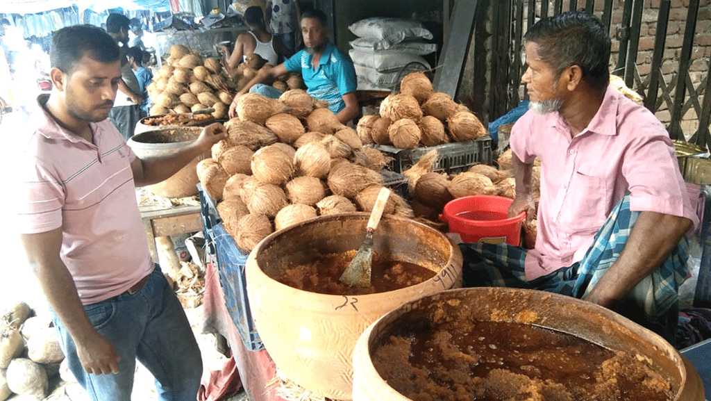 দুর্গাপূজা ঘিরে নারকেল-গুড়ের দাম চড়া
