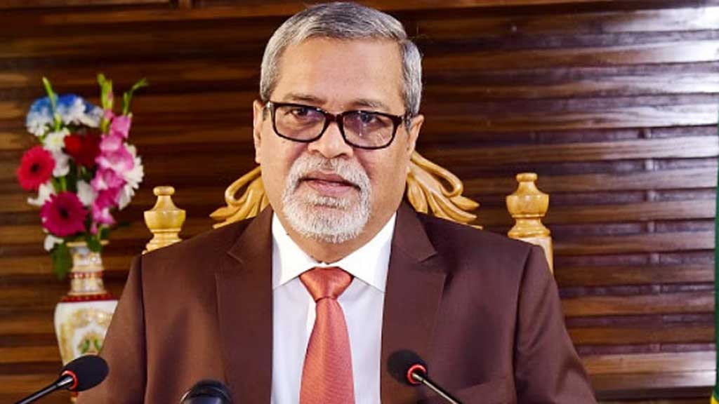 সাবেক সিইসি নুরুল হুদার গলায় ‘জুতার মালা’ দিয়ে পুলিশে সোপর্দ