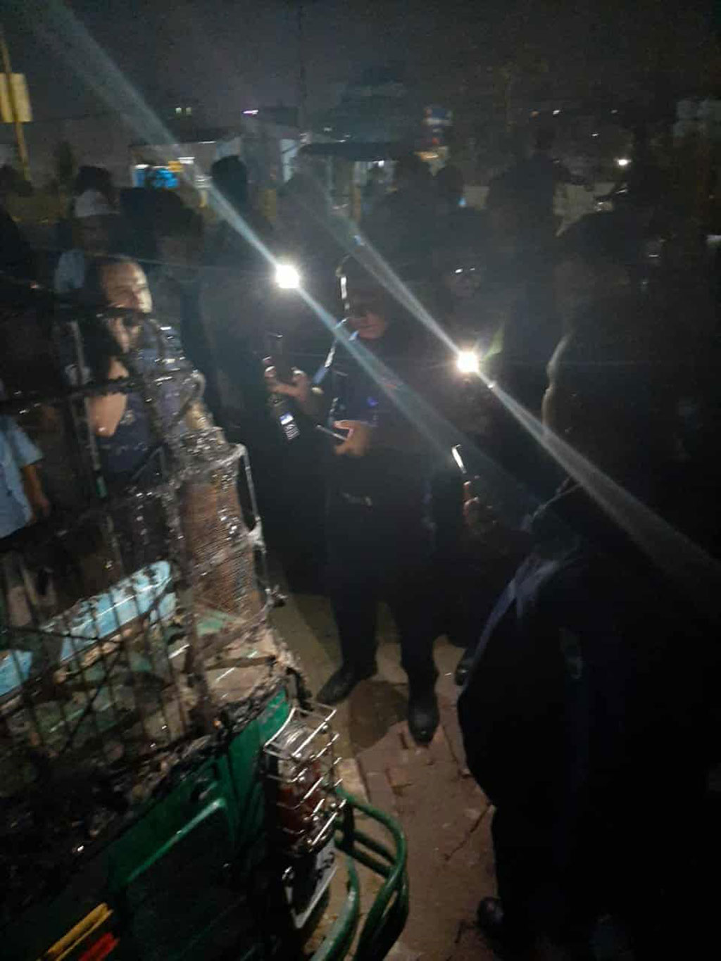 নারায়ণগঞ্জে চলন্ত আটোরিকশায় আগুন দুর্বৃত্তদের