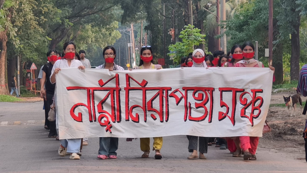 জাবি ক্যাম্পাসে ধর্ষণ ও হত্যাচেষ্টার ঘটনায় নারী নিরাপত্তা মঞ্চের মৌন মিছিল