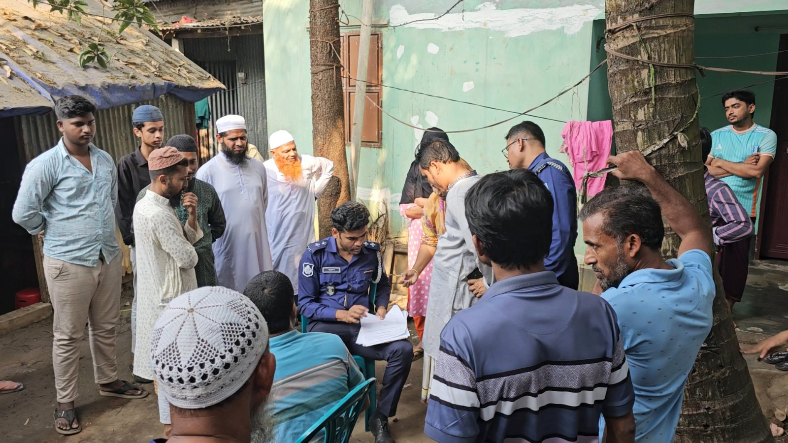 দুর্গন্ধের উৎস খুঁজতে গিয়ে ডোবায় মিলল নারীর খণ্ডিত লাশ