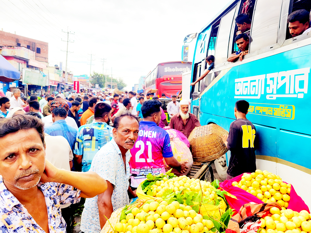 নরসিংদীতে ঢাকা-সিলেট মহাসড়কে ফল-সবজির হাট, প্রতিদিন কয়েক কিলোমিটার যানজট