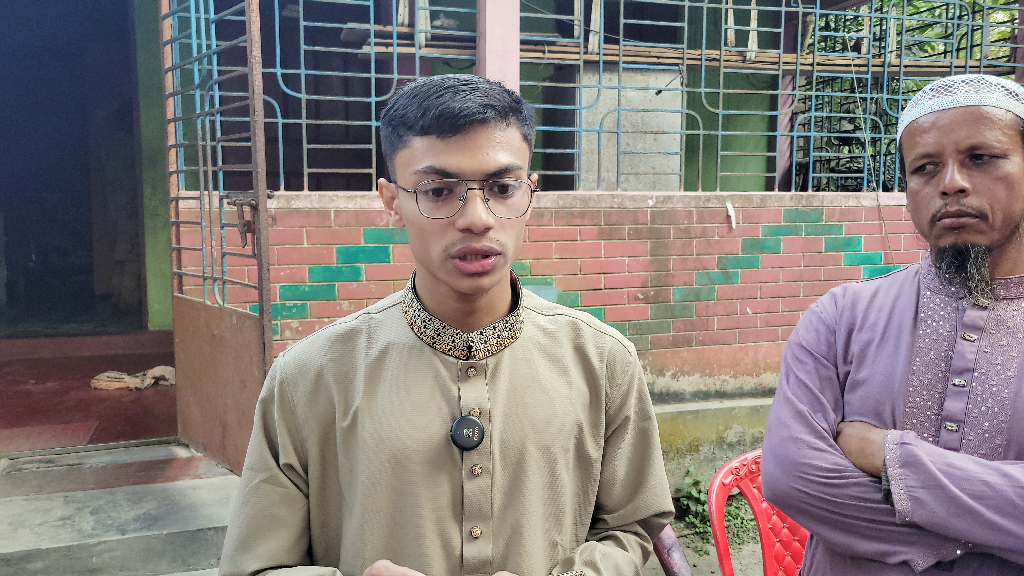 মেডিকেল ভর্তি পরীক্ষায় প্রথম শান্তকে দেখতে লোকজনের ভিড়