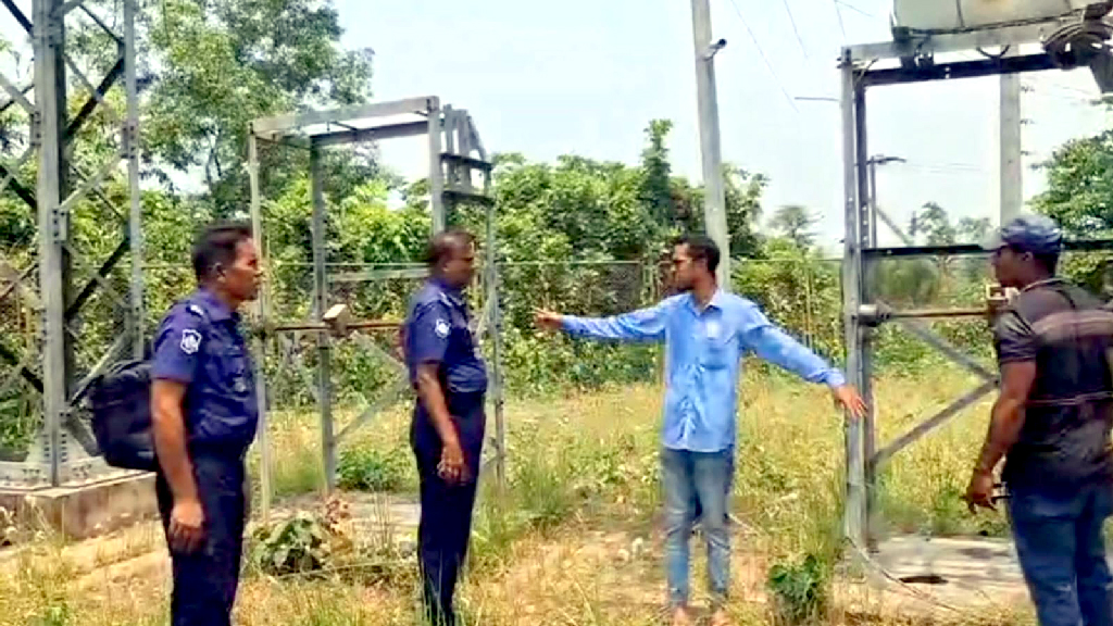 প্রহরীকে অস্ত্র ঠেকিয়ে পল্লী বিদ্যুতের তার-যন্ত্রাংশ লুট