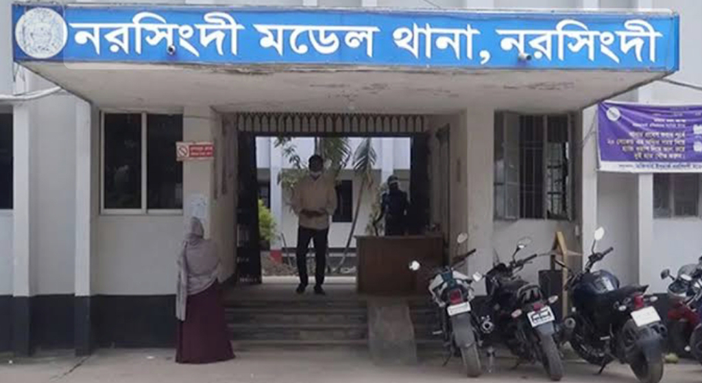 ছেলেকে স্কুলে পৌঁছে দেওয়া হলো না মায়ের, চলন্ত মোটরসাইকেলে ওড়না পেঁচিয়ে গেল প্রাণ